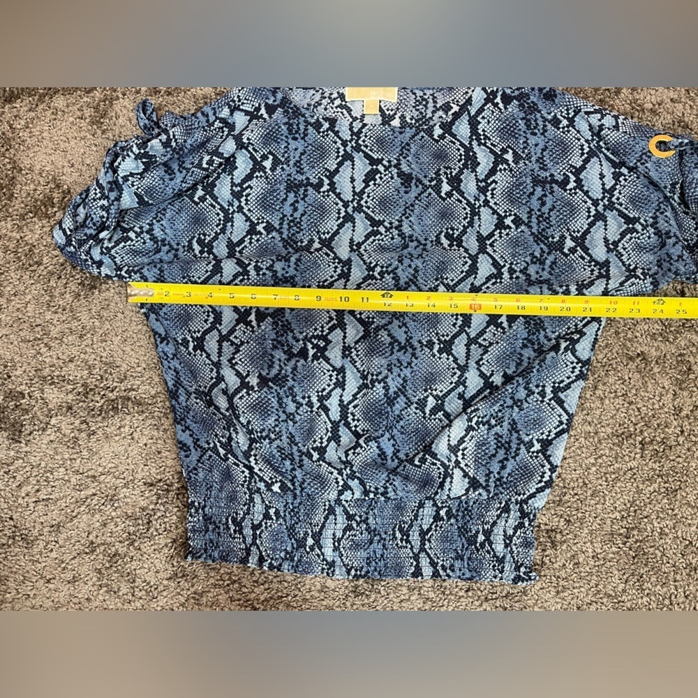 Michael by Michael Kors blue snake print boat neckline smocked blouse women’s M - Picture 14 of 17